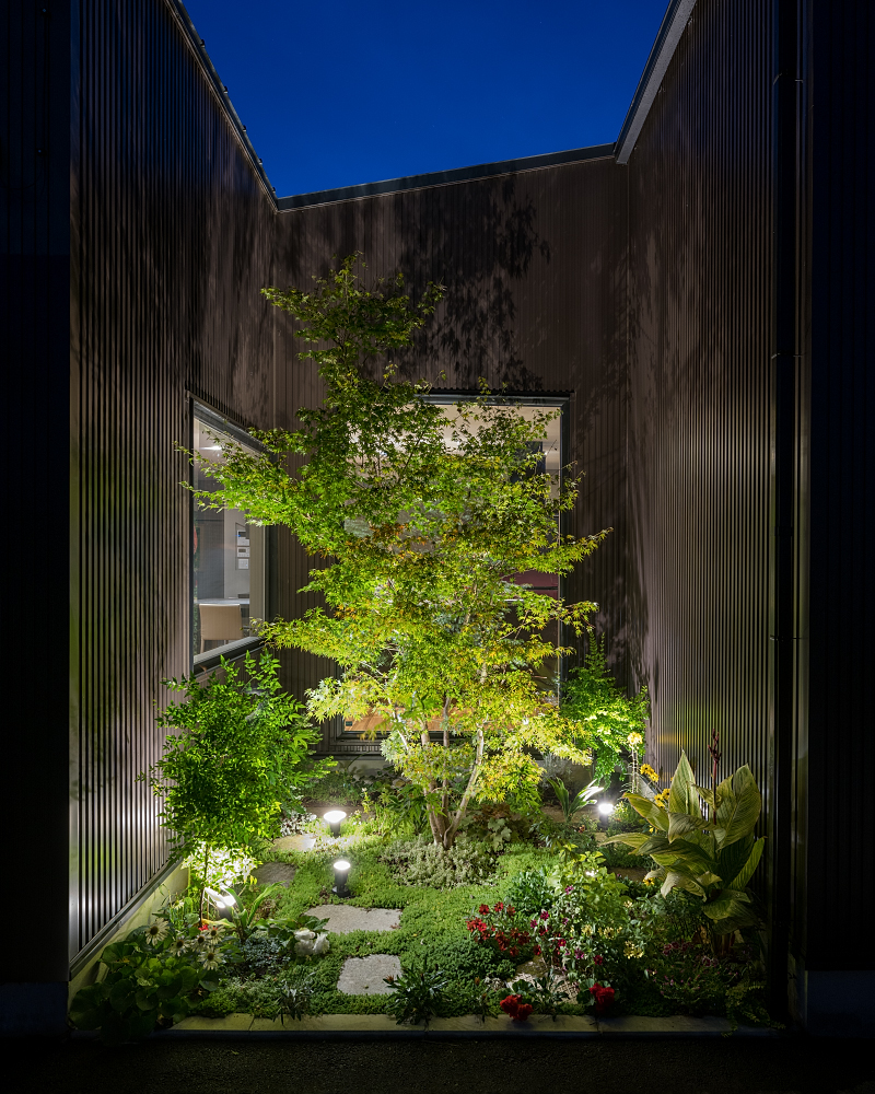 茨城の工務店でおしゃれな注文住宅を建てる方へ。茨城の施工事例「REFLECTの家」の植栽をご紹介。