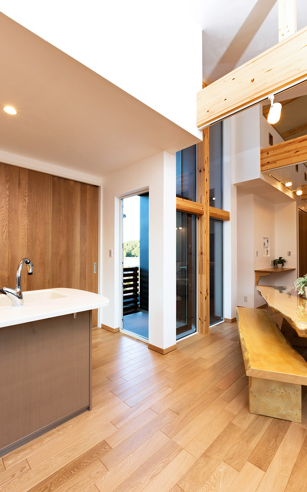 景色を生かしたカーテンウォールがある家の写真11