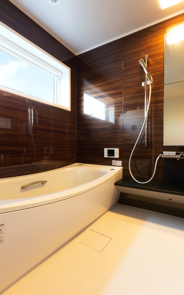 景色を生かしたカーテンウォールがある家の写真12