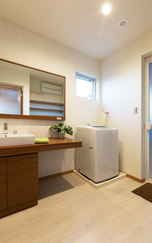 景色を生かしたカーテンウォールがある家の写真13