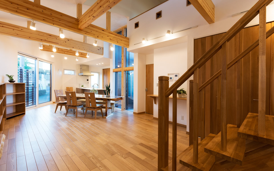 景色を生かしたカーテンウォールがある家の写真15