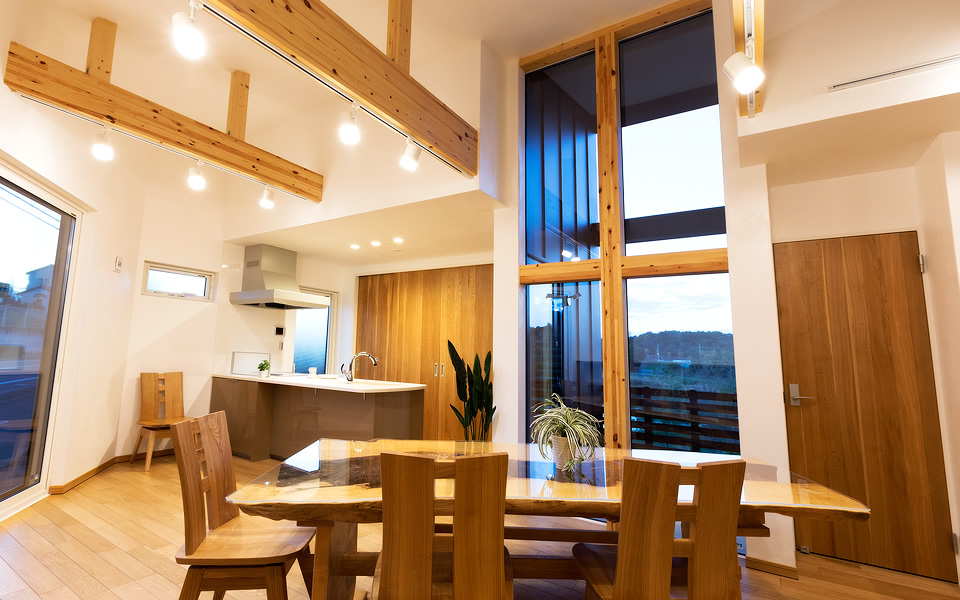 景色を生かしたカーテンウォールがある家の写真16