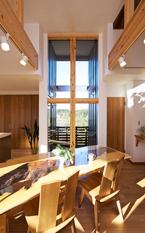 景色を生かしたカーテンウォールがある家の写真3