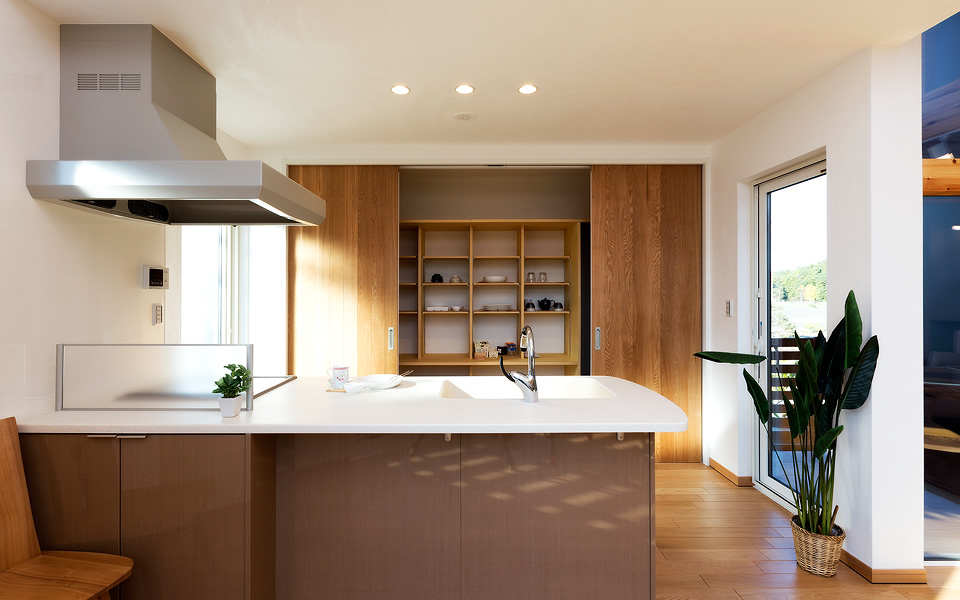 景色を生かしたカーテンウォールがある家の写真4