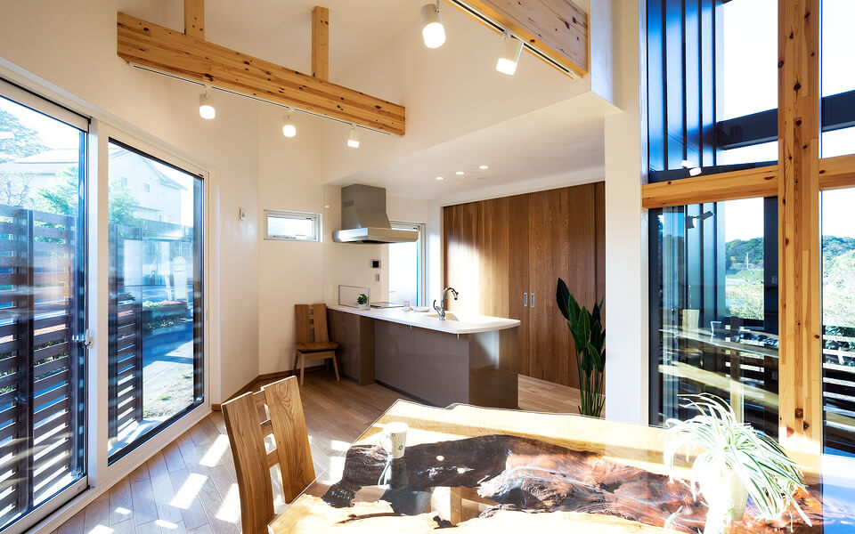 つくば市で平屋の注文住宅の会社・工務店をお探しの方へ、木目を活かした内装の施工事例をご紹介