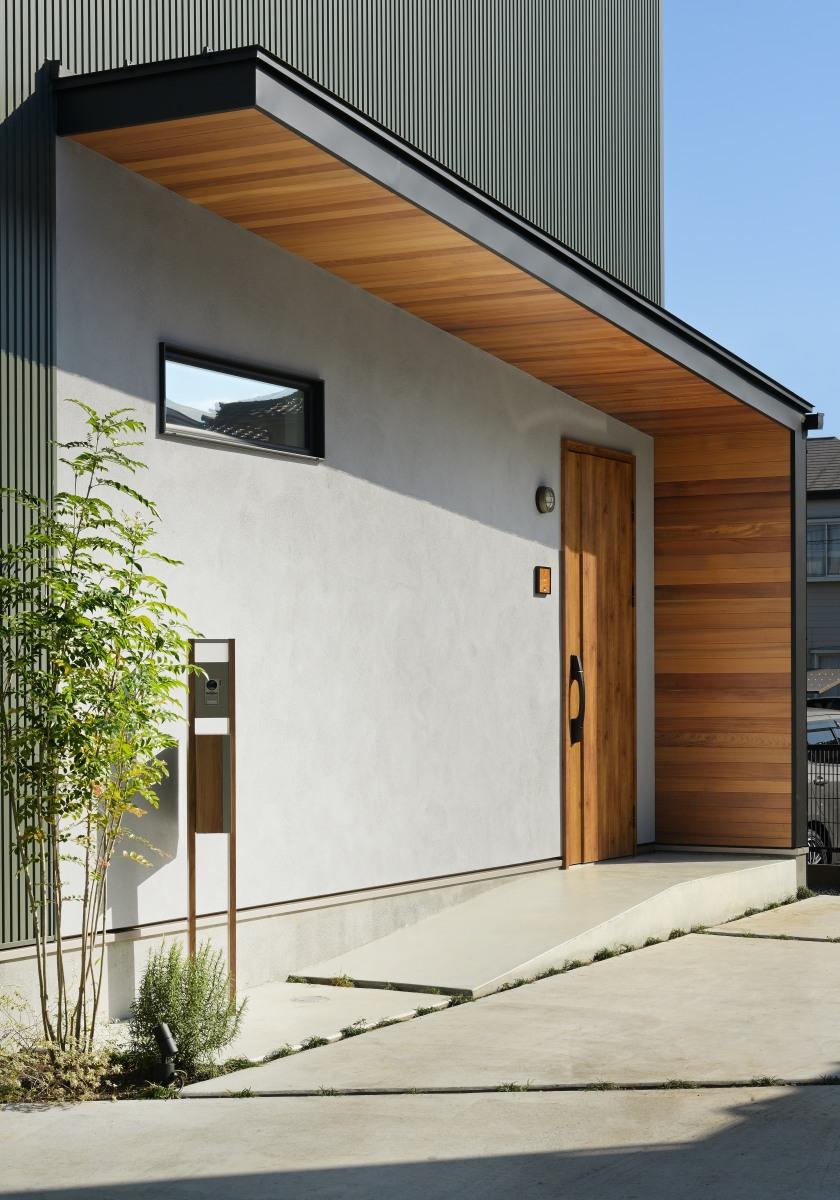 軒天にレッドシダーを採用しており、デザイン性・ナチュラルな雰囲気が出ている