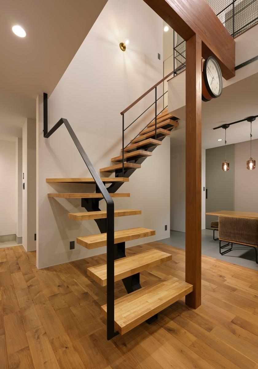 茨城県でリノベーションの会社・工務店をお探しの方へ、階段は、意匠性、抜け感がある鉄骨階段を採用