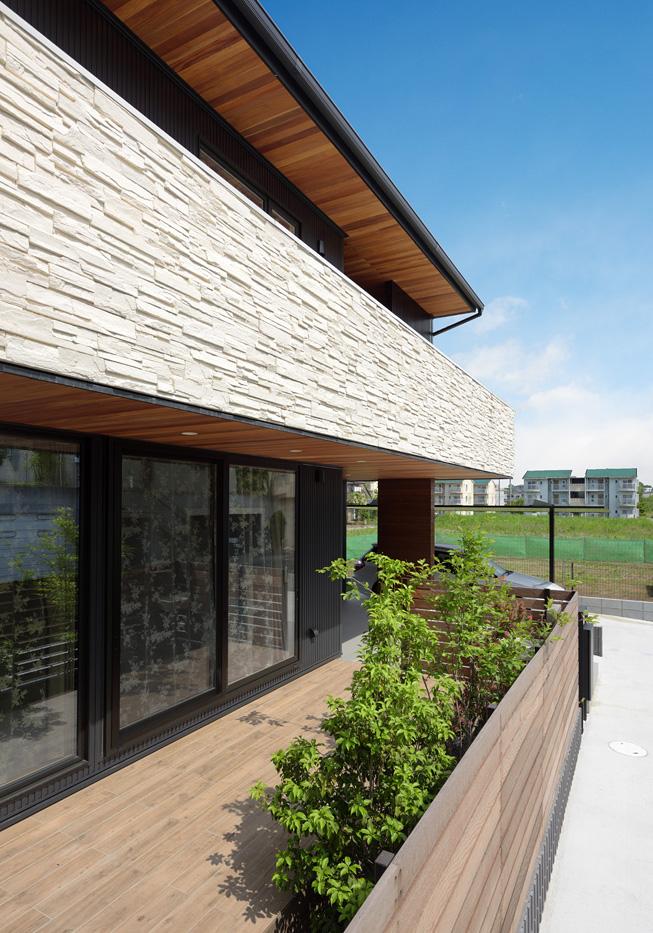 茨城県でリノベーションの会社・工務店をお探しの方へ、外部に使っている木部はマホガニー材を使用