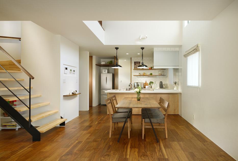 茨城県でリノベーションの会社・工務店をお探しの方へ、光が降り注ぐよう設計し、明るく開放的なダイニングを演出