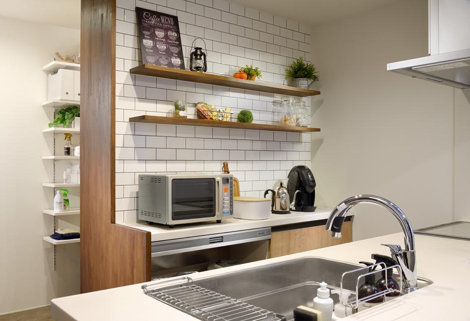 茨城県でリノベーションの会社・工務店をお探しの方へ、キッチン周りは造作カウンターを設け、背面はサブウェイタイルでアクセント